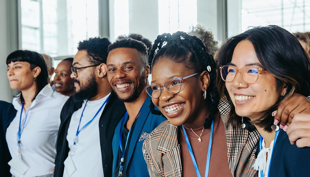 Grupo de colaboradores sorrindo