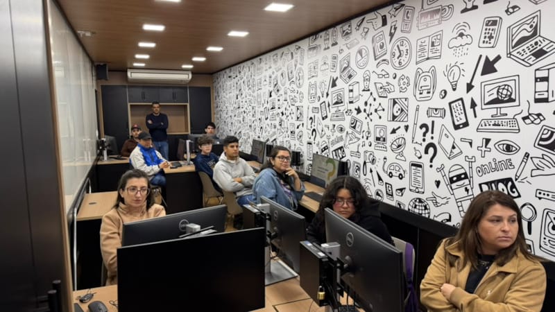 Carreta do Senac oferece cursos gratuitos de Inteligência Artificial em Ponta Porã