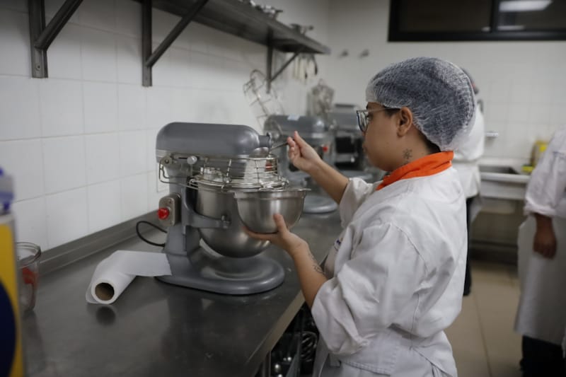 Alunos do Senac MS ganham experiência profissional na produção do bolo dos 127 anos de Campo Grande