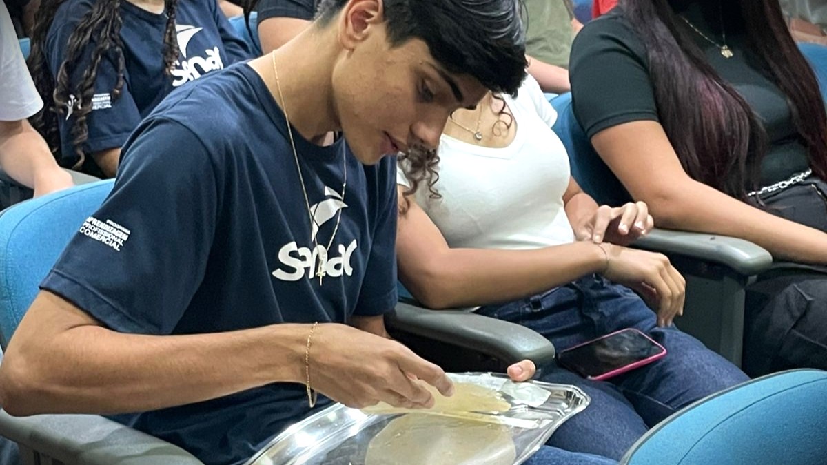 Alunos desenvolvem plástico para tornar 'sacolinhas’ sustentáveis