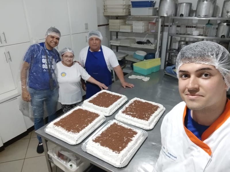 Sistema Comércio leva bolo de 127 anos para idosos do Asilo São João Bosco