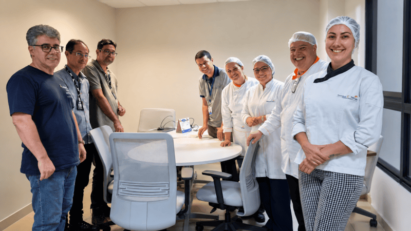 Equipe do Sistema do Comércio MS encara maratona de produção de bolo gigante para aniversário de Campo Grande