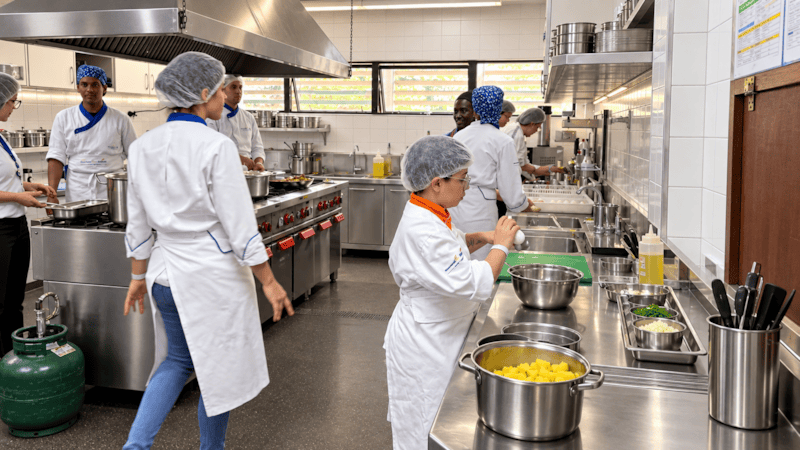 Alunos assumem cozinha e salão em experiência real no restaurante-escola do Senac MS