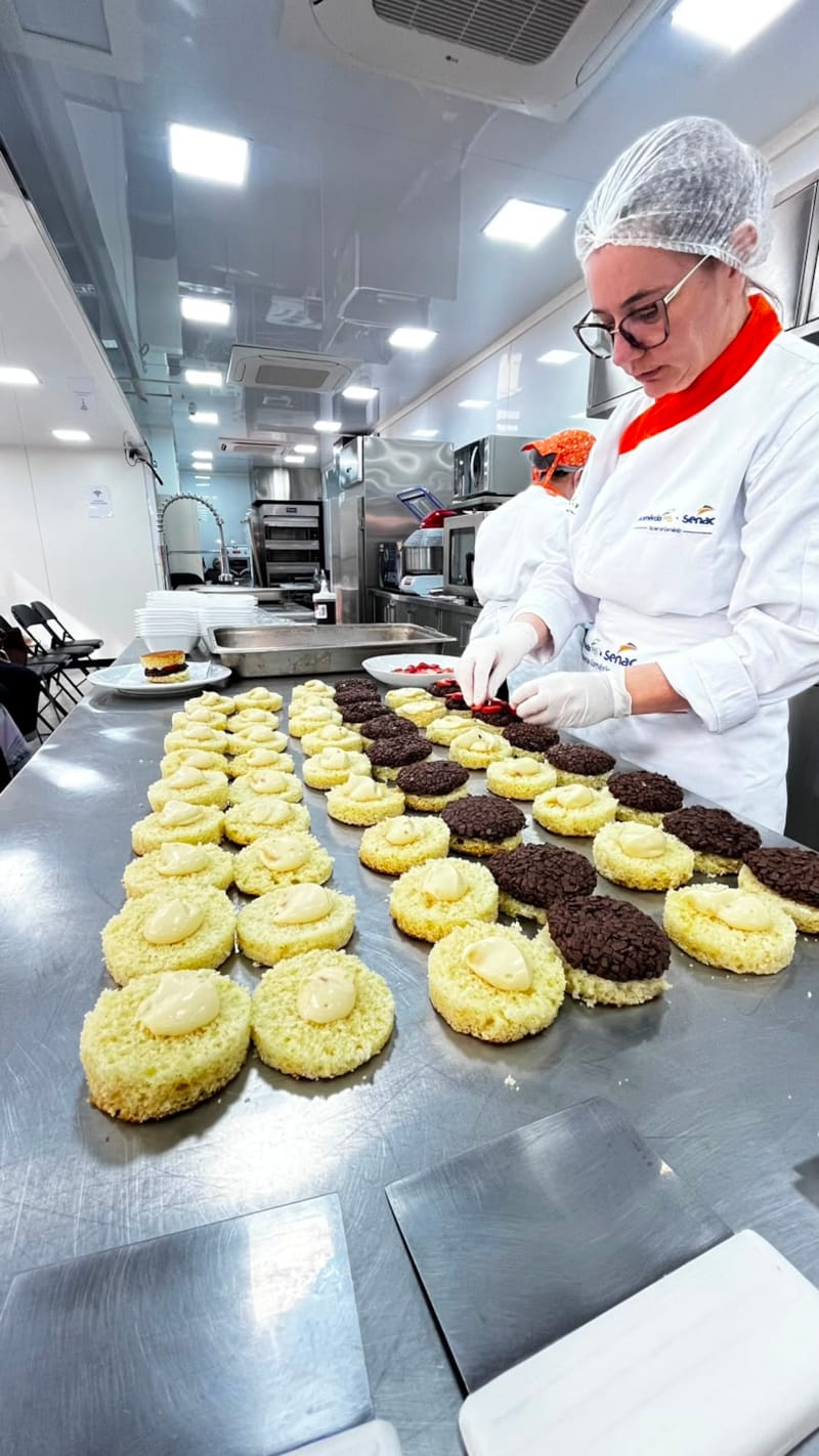Curso de cafeteria e oficinas gastronômicas e movimentam programação da carreta-escola do Senac MS
